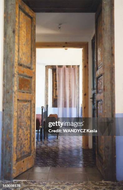 Castle Life In Sicily. La Villa Marina dominant la mer à SALINA, ile éolienne de SICILE : porte ouverte donnant sur une chambre..