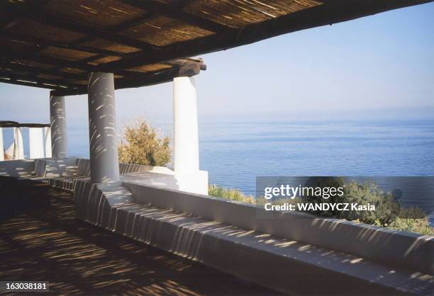 Castle Life In Sicily. La Villa Marina dominant la mer à SALINA, ile éolienne de SICILE : la terrasse ombragée par une loggia recouverte de tiges de...