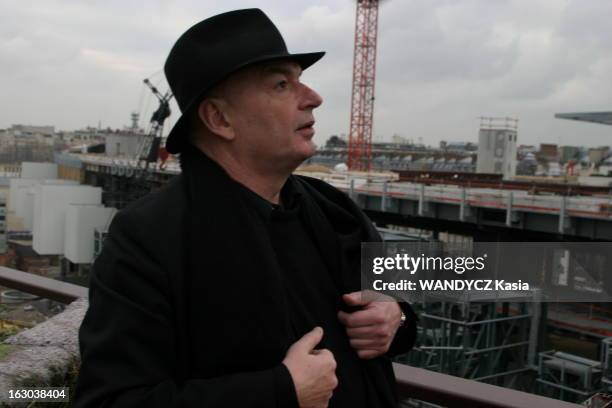 Jean Nouvel. Plan de profil de Jean NOUVEL, architecte du musée des Arts Premiers, quai Branly à PARIS..