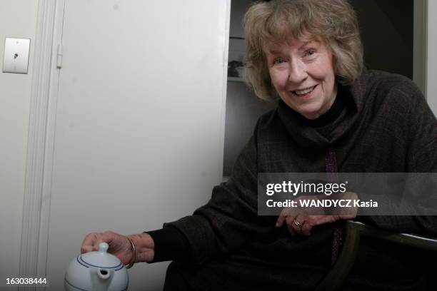 Rendezvous With Actress Betsy Blair. Plan de face souriant de Betsy BLAIR 81 ans, ex-épouse de Gene Kelly, se servant une tasse de thé, à l'occasion...