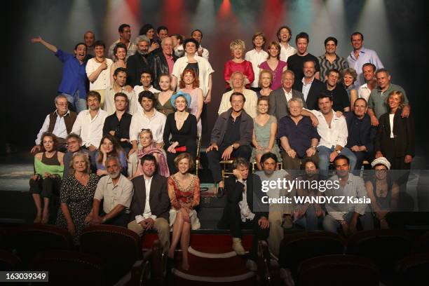 Actors Of The Start Of The Theater Year 2005. Photo de groupe des acteurs de la rentrée théâtrale 2005 aux Folies Bergère à PARIS : avec de gauche à...