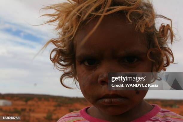 Aboriginal. Campement aborigène de GUNYA TITJIKALA dans les Territoires du Nord en AUSTRALIE : portrait de face d'un enfant aborigène au visage...