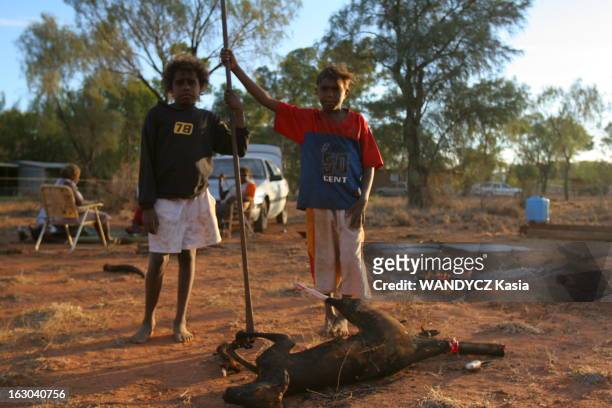 Aboriginal. La vie quotidienne de la population aborigène dans les Territoires du Nord en AUSTRALIE : dans un campement de la réserve, deux enfants...