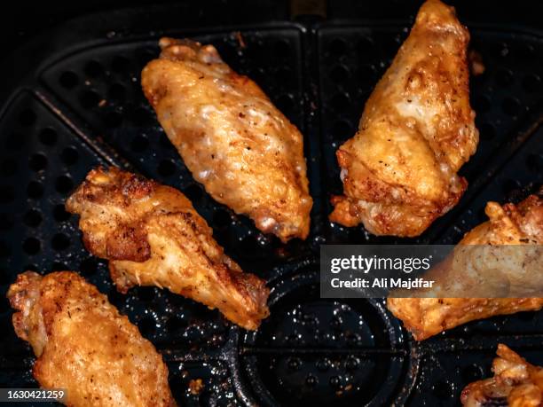 air frier and chicken wings - freidora fotografías e imágenes de stock