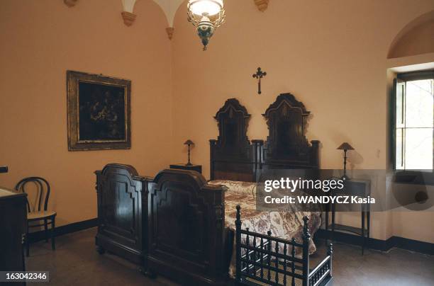 Sicily. La Sicile : chambre à coucher du monastère bénédictin Santa Maria del Bosco..
