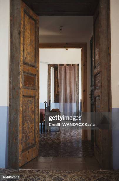 Sicily. La Villa Marina dominant la mer à Salina, ile éolienne de Sicile :porte ouverte donnant sur une chambre..