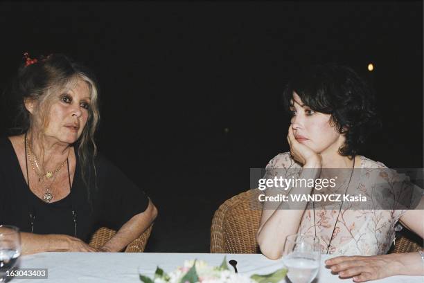 Meeting Isabelle Adjani - Brigitte Bardot. Première rencontre entre Isabelle ADJANI et Brigitte BARDOT lors d'un diner organisé par Paris Match à...