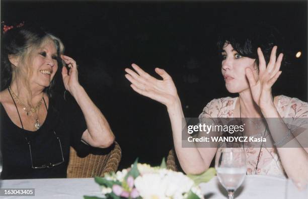 Meeting Isabelle Adjani - Brigitte Bardot. Première rencontre entre Isabelle ADJANI et Brigitte BARDOT lors d'un diner organisé par Paris Match à...
