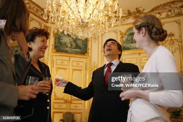 Women Of Fillon Government. François FILLON déjeune à Matignon dans le salon Jaune avec les femmes du gouvernement : attitude du premier ministre les...