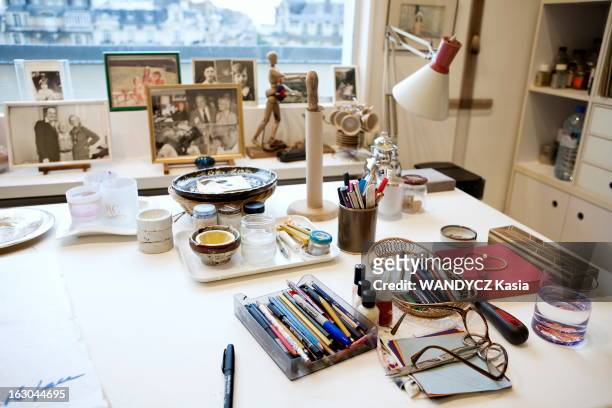 Rendezvous With Michele Morgan In Neuilly. L'atelier de Michèle MORGAN à NEUILLY-SUR-SEINE : table de dessin avec stylos, lunettes, photos et autres...