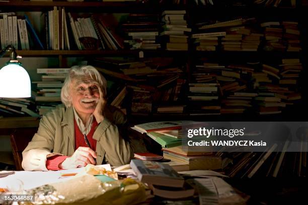 Rendezvous With Francois Cavanna. Attitude souriante de François CAVANNA un stylo à la main, assis à son bureau éclairé par une lampe, chez lui dans...