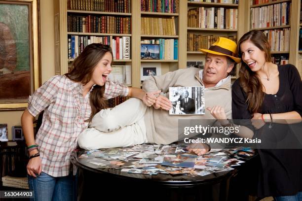 Michel Leeb With Family In The Vaucluse. Michel LEEB en famille dans sa maison de vacances du Luberon : assis sur une table, au milieu de ses...