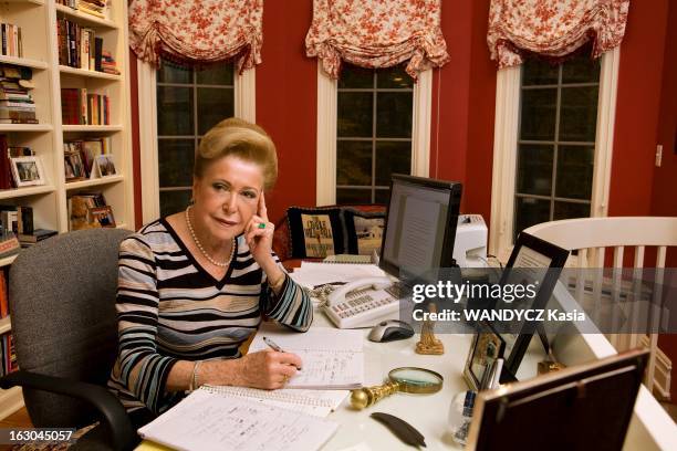 Meeting With Mary Higgins Clark. Mary HIGGINS CLARK travaillant à son nouveau roman dans sa maison de SADDLE RIVER dans le New Jersey : assise à son...