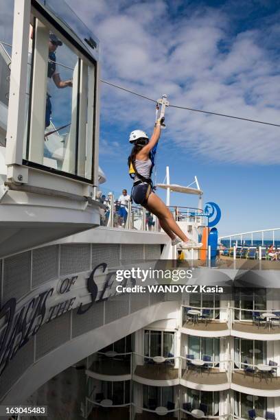 First Of The Cruise 'Oasis Of The Seas'. L''Oasis of the Seas', le plus gros bateau de croisière du monde jamais construit à ce jour, a été inauguré...