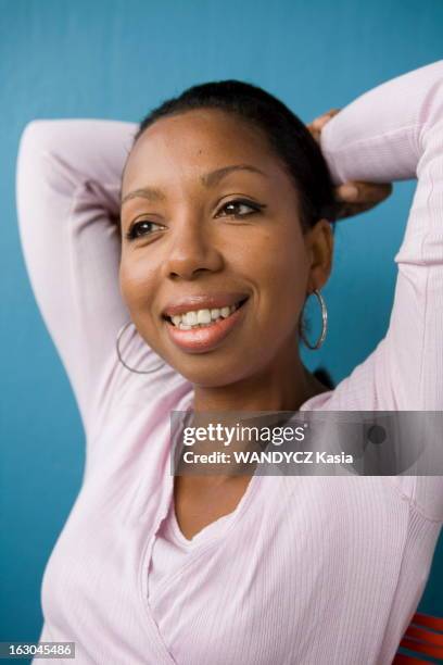 Writer Marie Ndiaye. Plan de trois-quarts souriant de Marie NDIAYE, auteur du livre 'Trois femmes puissantes', posant les bras derrière la tête...