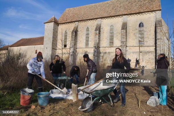 Rendezvous With French Youth. Nos reporters à la rencontre d'une génération privée de moyens qui garde ses illusions : devant la commanderie des...