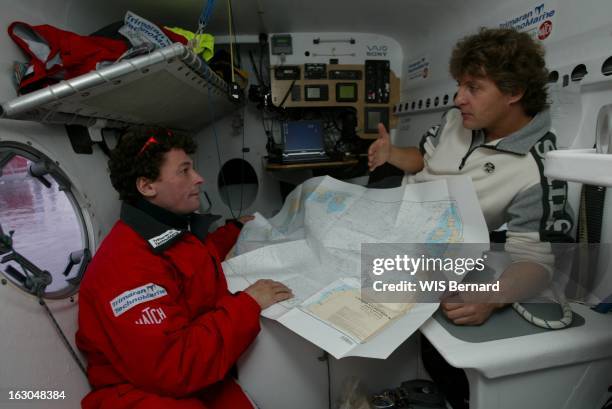 Route Du Rum 2002. 7e Route du Rhum 2002 : Steve Ravussin et son routeur Laurent Bourgnon étudiant une carte marine à bord du trimaran TechnoMarine -...