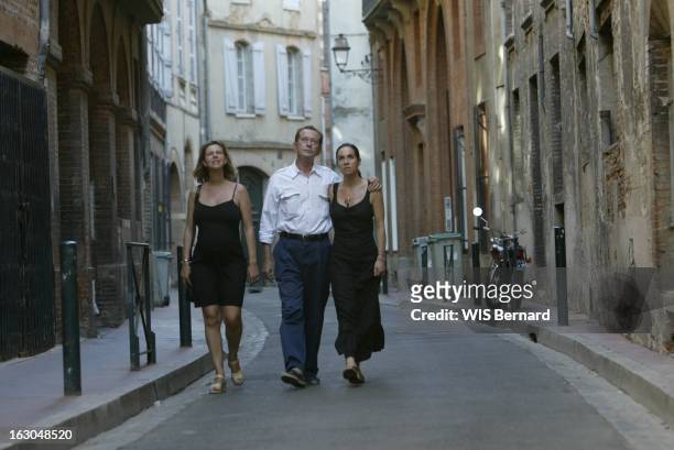 Dominique Baudis, Head High. Dominique BAUDIS, son épouse Ysabel, sa fille Florence enceinte se promenant dans les rues du vieux TOULOUSE.