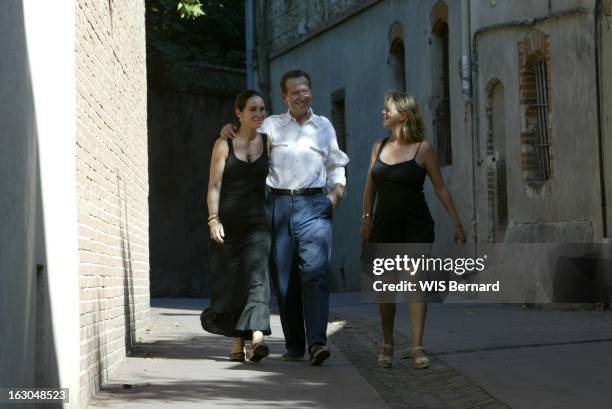 Dominique Baudis, Head High. Dominique BAUDIS, son épouse Ysabel, sa fille Florence enceinte se promenant dans les rues du vieux TOULOUSE.