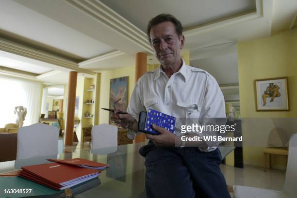 Dominique Baudis, Head High. Dominique BAUDIS, assis dans le salon de sa maison de TOULOUSE, tenant à la main un petit carnet bleu où il note tous...