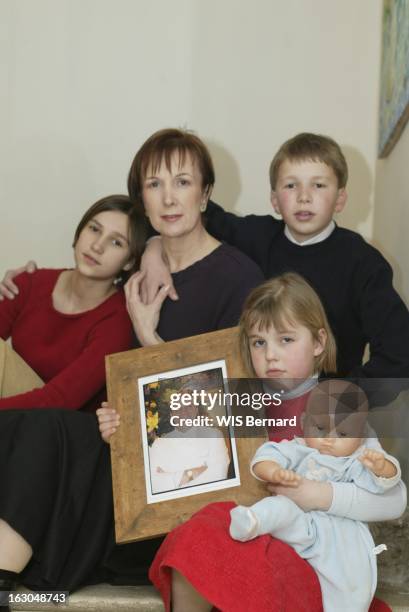 Dominique Loiseau And Her Children. Dominique LOISEAU posant entourée de ses enfants Bérangère , Bastien et Blanche avec sa poupée Adélaïde et tenant...