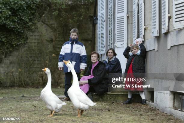 Dominique Loiseau And Her Children. Dominique LOISEAU et sa fille Bérangère assise sur les marches de leur maison de SAULIEU avec debout à leurs...