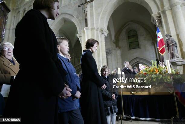 The Funeral Of Bernard Loiseau In Saulieu. Dominique LOISEAU entourée de ses enfants Bérangère , Bastien 11 ans) et Blanche qui fond en larmes devant...