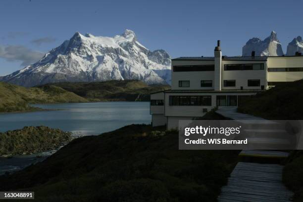 Overview Of Chile. Vue extérieure de l'hôtel Salto Chico de la chaîne Explora au bord du lac Pehoe dans le parc naturel de Torres del Paine, joyau de...