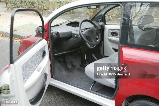 The Licenceless Car Microcar Mc1. La voiture sans permis ou voiturette modèle MICROCAR M.C.1 : l'intérieur avant, portière ouverte côté conducteur.