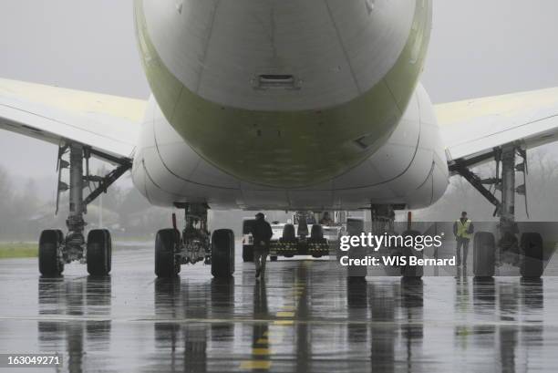 Airbus A380. Sortie de l'un des cinq exemplaires déjà assemblés de l'Airbus A380 d'un hangar de l'usine Jean-Luc Lagardère de TOULOUSE-BLAGNAC pour...