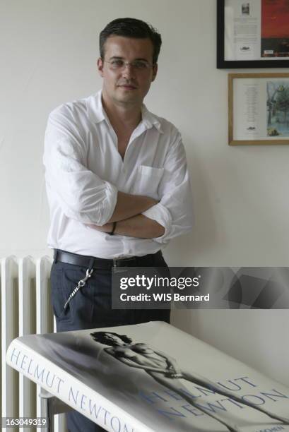 Lawyer Emmanuel Pierrat. Emmanuel PIERRAT, avocat, écrivain et défenseur du mariage gay, posant dans son bureau au 91 boulevard Raspail à PARIS, avec...