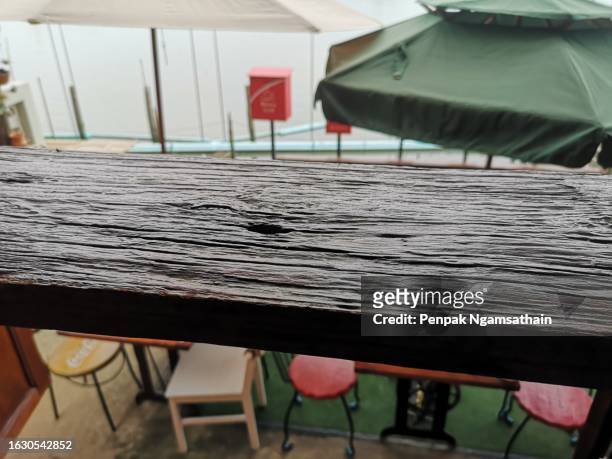 empty wooden table - casual low view desk cafe stockfoto's en -beelden