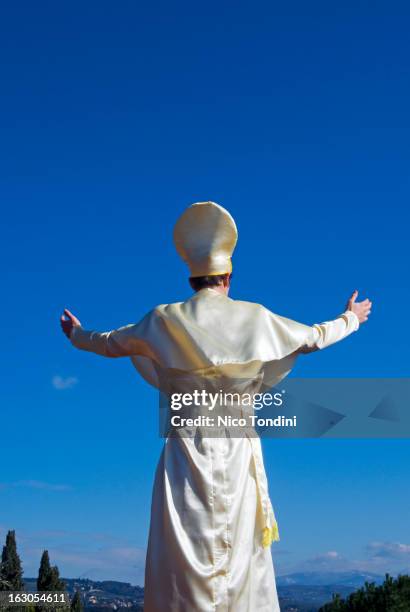 fake pope blessing - papal tiara stock-fotos und bilder