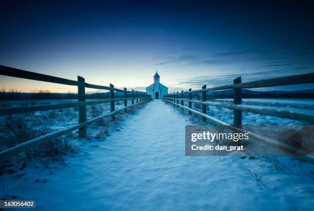 iglesia de invierno - punto de fuga fotografías e imágenes de stock