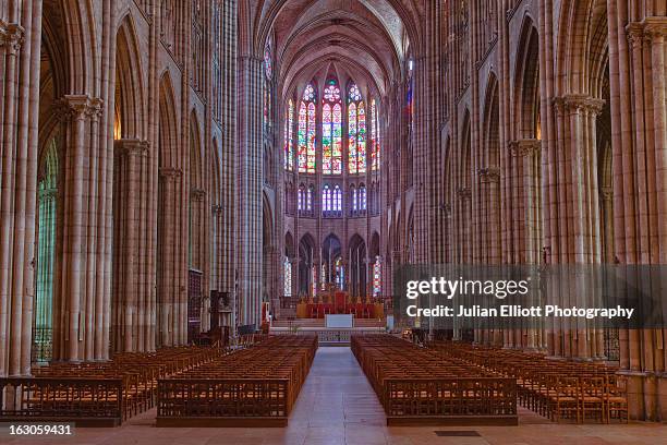 the gothic nave of saint denis basilica. - basilique de saint denis stock pictures, royalty-free photos & images