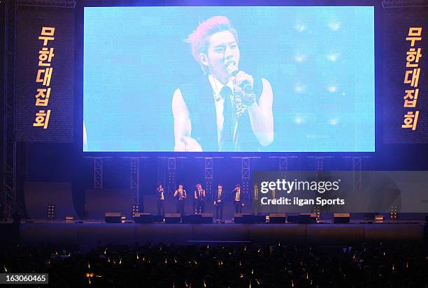Infinite Rally V 18 Infinite Fan Meeting Concert 2013 Infinite Rally Stock Photos, High ...