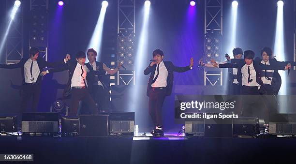 Infinite Rally V 18 Infinite Fan Meeting Concert 2013 Infinite Rally Stock Photos, High ...
