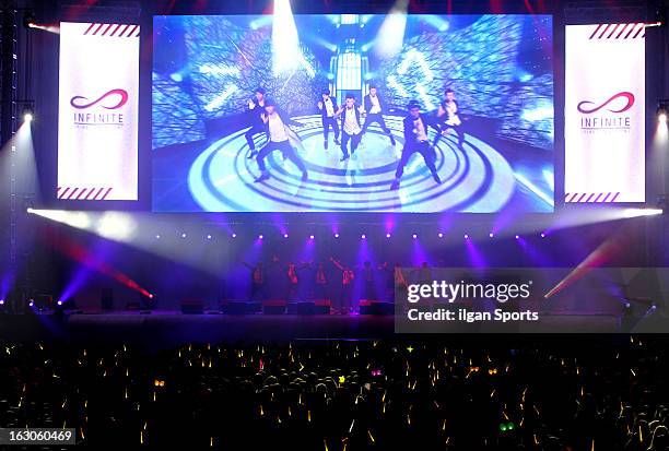 Infinite Rally V 18 Infinite Fan Meeting Concert 2013 Infinite Rally Stock Photos, High ...
