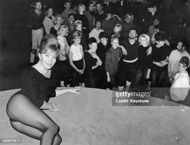 French singer and actress Line Renaud during rehearsals for her show 'Casino de Paris', Milan, 29th November 1963. 'Casino de Paris' is to be staged...