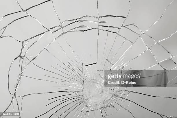 rotura de vidrio - shattered glass fotografías e imágenes de stock
