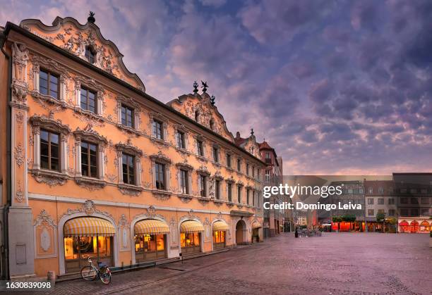 falkenhaus, rococo building with public library, marienkapelle behind, twilight, wuerzburg, lower franconia, bavaria, germany - würzburg foto e immagini stock