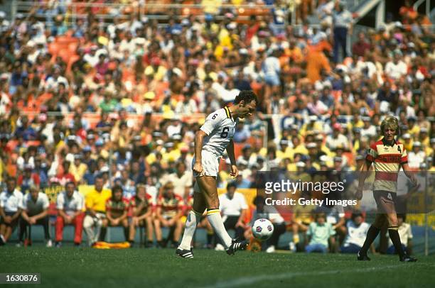 Franz Beckenbauer of New York Cosmos in action during a match against the Fort Lauderdale Strikers in the North American Soccer League. \ Mandatory...
