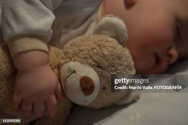 durmiendo con osito - durmiendo stock pictures, royalty-free photos & images