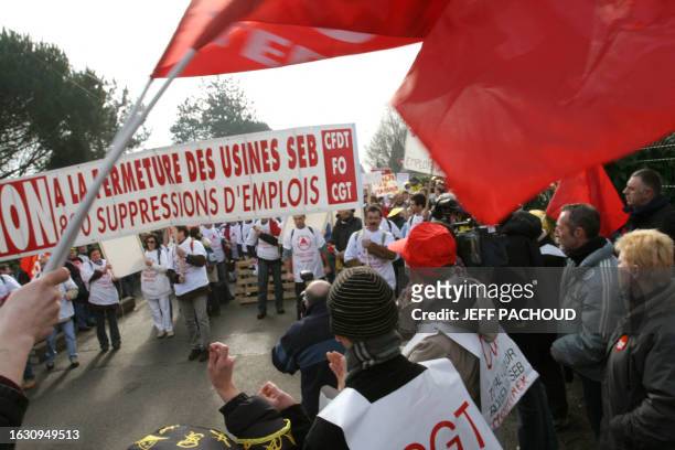 Plus de 600 salariés du groupe Seb manifestent, le 14 février 2006 devant le siège social du groupe de petit électroménager à Ecully, pour protester...