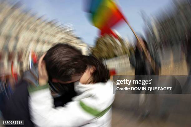 Un couple hétérosexuel s'embrasse pour la Saint-Valentin le 14 février 2006 sur la place de la Comédie de Montpellier. A l'appel de l'association...