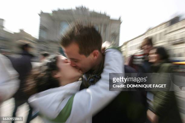 Un couple hétérosexuel s'embrasse pour la Saint-Valentin le 14 février 2006 sur la place de la Comédie de Montpellier. A l'appel de l'association...