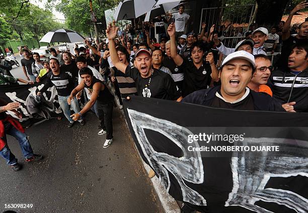 Fans of Paraguay's Olimpia football club wait for the arrival of the remains of legendary Uruguayan footballer and coach Luis Cubilla, for the wake...