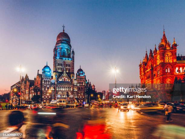 dusk on the streets of mumbai - victoria station mumbai stock pictures, royalty-free photos & images