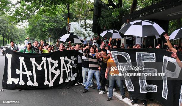 Fans of Paraguay's Olimpia football club wait for the arrival of the remains of legendary Uruguayan footballer and coach Luis Cubilla, for the wake...