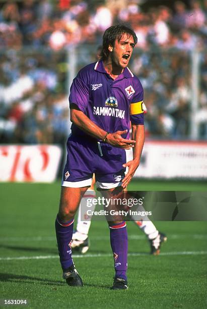 Gabriel Batistuta of Fiorentina shouts to his team mates during a Serie A match against Cagliari at the Artemio Franchi Stadium in Florence, Italy. \...